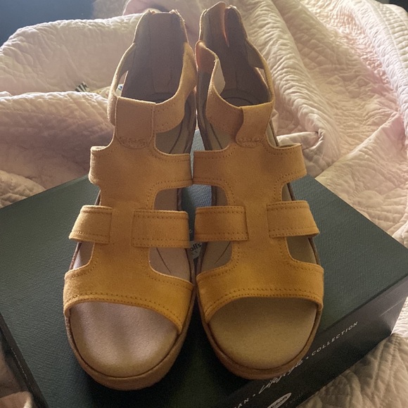 Dr. Scholl’s Wedges 9.5 - Picture 2 of 4